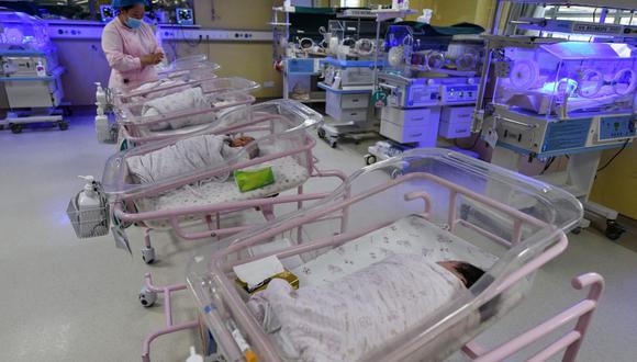 Una médica cuida a bebés recién nacidos en la sala de pediatría de un hospital en Fuyang, en la provincia de Anhui, en el este de China. (Foto referencial / AFP).