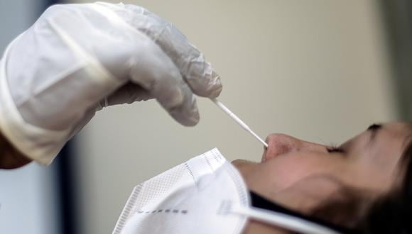 Una mujer realiza el examen PCR de la covid19, en un centro de salud de Río de Janeiro. (Foto: EFE)