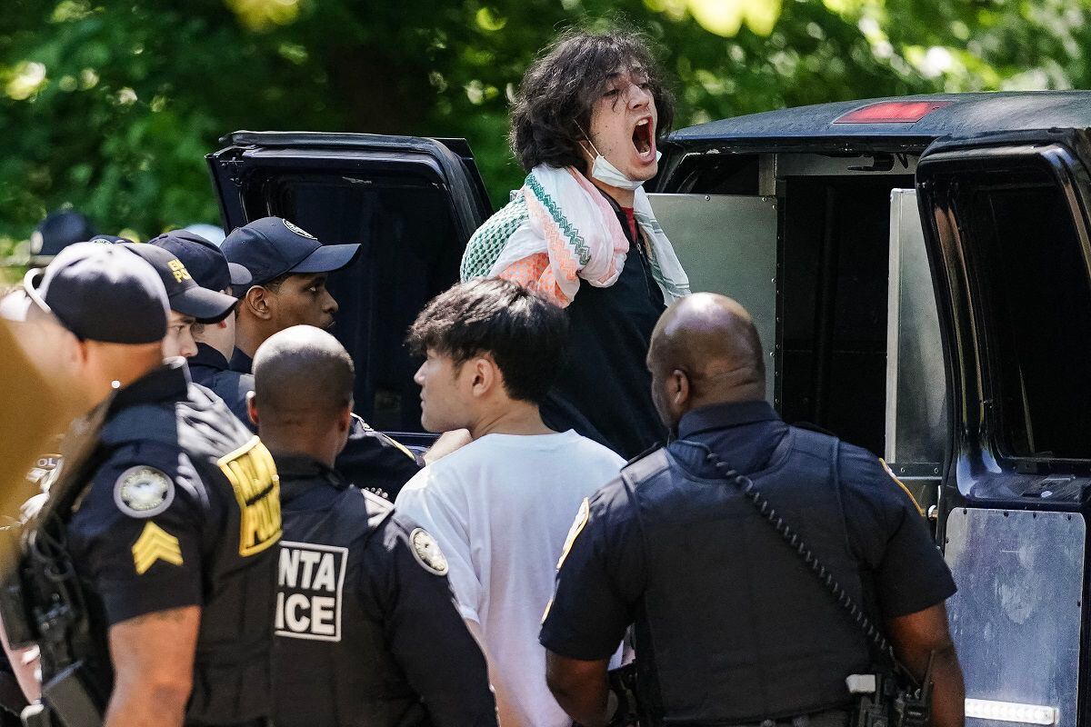 Un manifestante grita mientras lo suben a una camioneta de la policía después de ser arrestado durante una manifestación pro palestina en la Universidad Emory el 25 de abril de 2024, en Atlanta, Georgia. (Foto de Elijah Nouvelage / AFP)