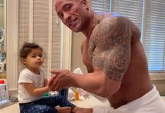 ‘The Rock’ le enseña a su hija a lavarse las manos mientras entona una canción de la película ‘Moana’ en medio del coronavirus | VIDEO