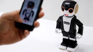 Conoce a RoBoHon, el primer móvil robótico del mundo