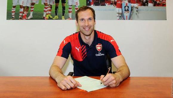 Arquero Petr Cech fichó por Arsenal tras 11 años en el Chelsea