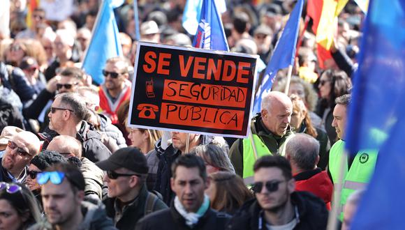 Un manifestante posee un letrero que lee "En venta: seguridad pública", ya que varios cientos de agentes de la ley se reúnen durante una manifestación convocada contra una reforma propuesta de una ley de seguridad, en Madrid el 4 de marzo de 2023. (Foto: Thomas Coex / AFP)