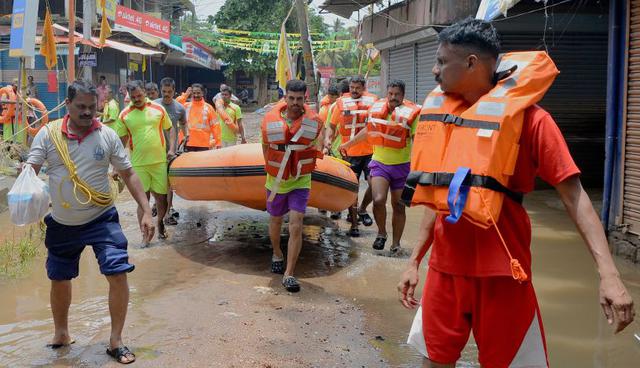 Miles de rescatistas seguían trabajando para llegar a las personas varadas y llevar ayuda a zonas aisladas en cientos de barcos y casi dos docenas de helicópteros. (Foto: AFP)
