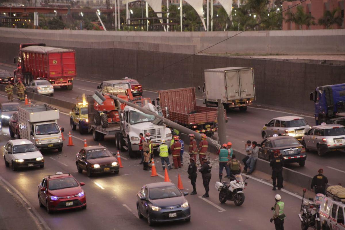 La Policía y los bomberos cercaron la zona del accidente de tránsito. (César Zamalloa/GEC)