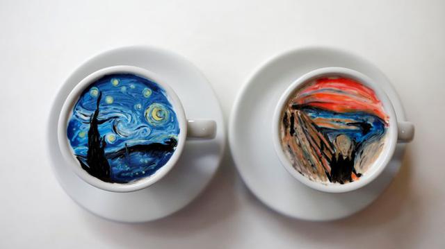 El camarero surcoreano Lee Kang-bin está llevando el arte del café a un nuevo nivel: crea imitaciones en miniatura de cuadros famosos en la crema que cubre el líquido de las tazas. (Foto: AFP)