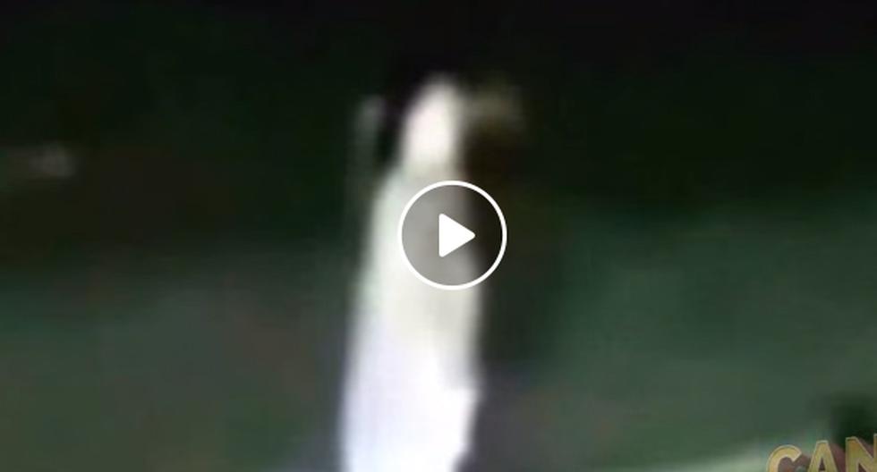 YouTube nos muestra un video que atemorizó a todos los conductores y es que el fantasma de la dama vestida de blanco volvió. (Foto: captura)