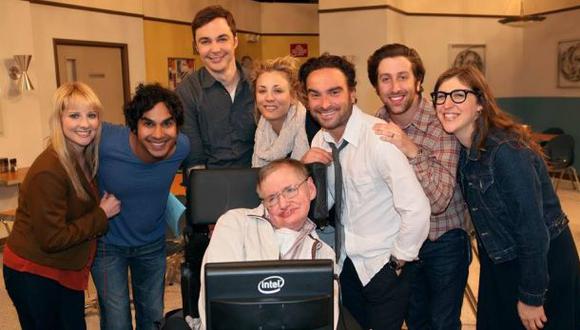El elenco en pleno de la serie junto a Stephen Hawking. (Foto: Facebook)