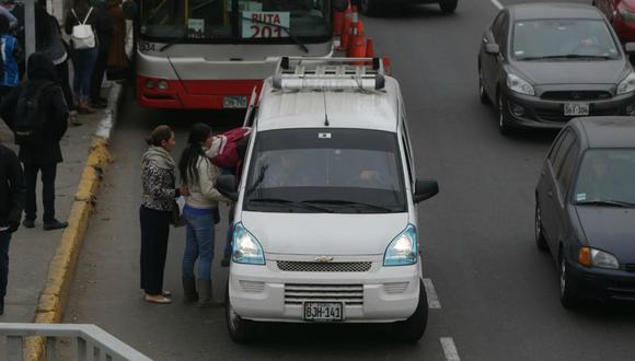 Los colectivos informales que invaden la ruta del corredor Javier Prado son, sobre todo, minivanes (M2). Estos vehículos no están contemplados en el ‘pico y placa’. (Foto: El Comercio)