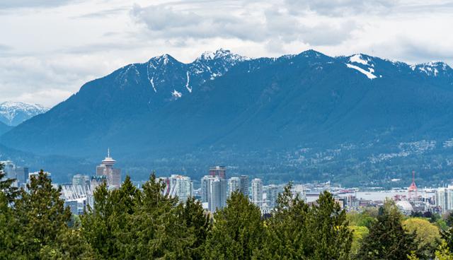 Stanley Park, Vancouver. Pocos parques de la ciudad pueden igualar las características de un bosque salvaje, como sucede con este lugar. Cuenta con senderos para bicicletas y permite tener magníficas vistas de la bahía hacia las montañas. (Foto: Shutterstock)