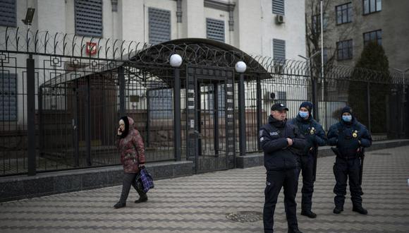 Policías ucranianos montan guardia frente a la embajada de Rusia en Kiev, Ucrania, el miércoles 23 de febrero de 2022. (Foto AP/Emilio Morenatti).