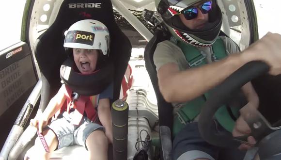 YouTube: Hace drifting con su hijo de cinco años