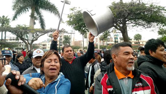 Agentes de la Policía Nacional evitaron que los manifestantes tomaran el municipio. (Foto: Laura Urbina)
