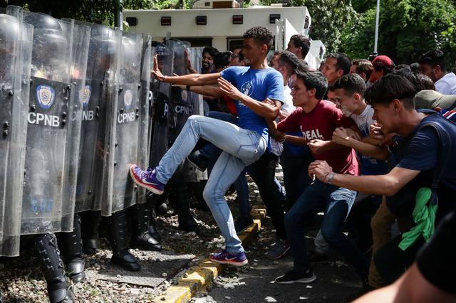 Miembros del movimiento estudiantil se enfrentan con miembros de la Policía Nacional Bolivariana (PNB) este jueves, en los accesos de la Universidad Central de Venezuela, en Caracas (Venezuela). (Foto: EFE)