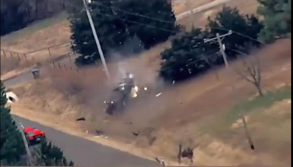 La maniobra realizada por la Patrulla de Carreteras de Oklahoma causó que el auto ruede y choque con un poste de luz. (Foto: Captura)