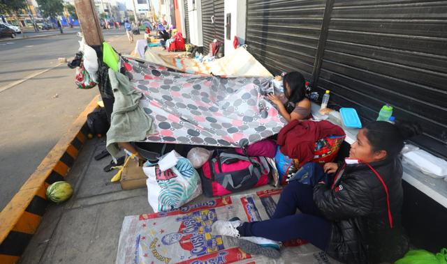 Muchos se encontraban esperando en la avenida Iquitos, pernoctando en plena vía pública, desde hace casi dos semanas. (Foto: Gonzalo Córdova/GEC)