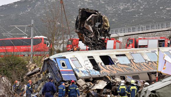 Efectivos de salvamento manejan unos vehículos grúa para retirar piezas de los vagones de tren dañados tras una colisión cerca de la ciudad de Larissa, Grecia, el miércoles 1 de marzo. (Foto: EFE/ Apostolis Domalis)