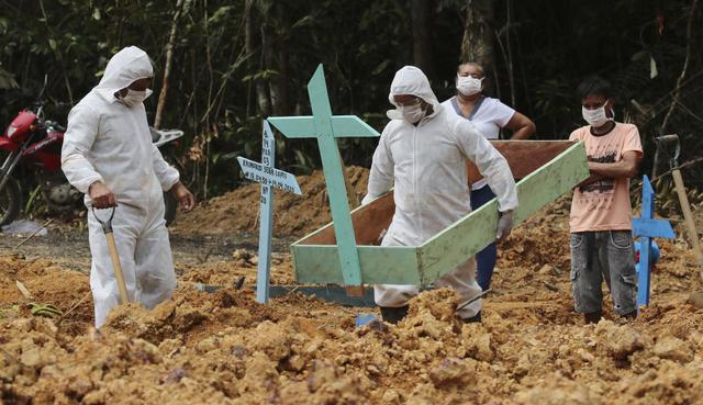 Desde Manaos, en la Amazonía, hasta las aparentemente interminables ciudades de Sao Paulo y Río de Janeiro, las tumbas recién excavadas llevan semanas ocupándose rápidamente con los cuerpos de los brasileños que murieron por el coronavirus (COVID-19). (AP/Edmar Barros).