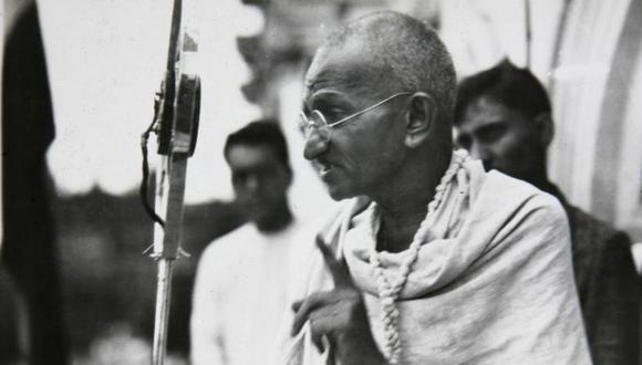 Un 30 de enero de 1948, un fanático hindú asesina al líder político-religioso de la India Mahatma Gandhi, predicador de la no violencia. (James A. Mills / AP).
