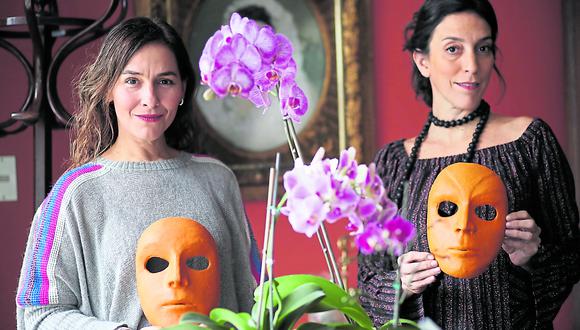 Las líderes de Ciclorama, Denise Arregui y Alejandra Guerra, sostienen un par de máscaras neutras, punto vital de la teoría formativa de Lecoq. (Foto: Dante Piaggio)