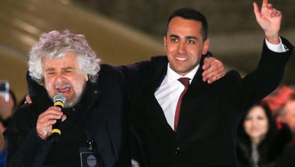 Beppe Grillo (izq.) abraza a Luigi Di Maio, el actual líder y candidato del Movimiento 5 Estrellas. (Reuters)