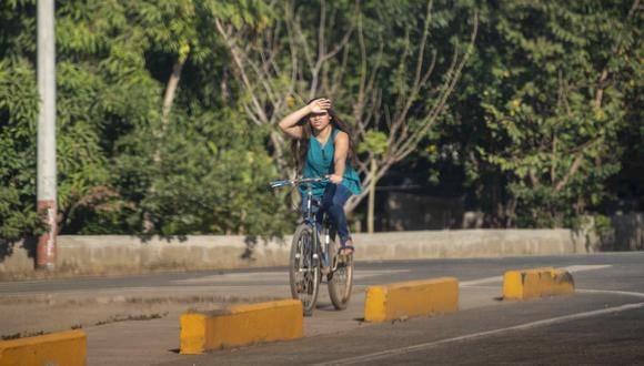 Una mujer se cubre del sol este martes en Managua (Nicaragua). La temperatura máxima en Nicaragua roza los 39 grados centígrados en los departamentos (provincia) occidentales de León y Chinandega (noroeste). EFE/ Jorge Torres