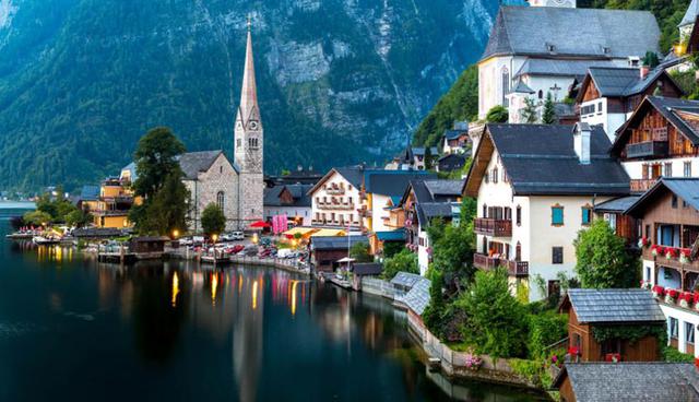 Hallstatt, Austria. En el distrito montañoso de Salzkammergut se encuentra este hermoso pueblo. Aquí no puedes dejar de visitar la Salzwelten Hallstatt, la mina de sal más antigua del mundo. (Foto: Shutterstock)
