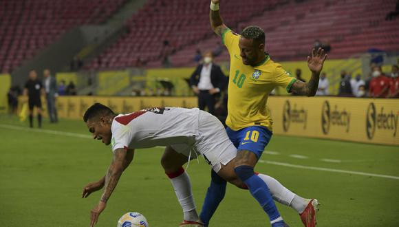 En el primer gol de Brasil, el árbitro no cobró falta en esta acción de Neymar, que se fue solo rumbo al área y dio pase Éverton Ribeiro para el 1-0. (Foto: AFP)