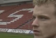 Ajax recuerda a Bergkamp al ritmo de Los Mirlos | VIDEO