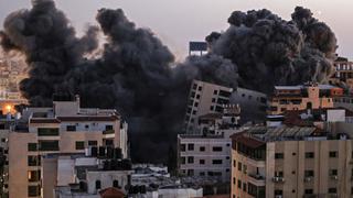 El momento en que un bombardeo de Israel destruye un edificio de 12 plantas en Gaza | VIDEO Y FOTOS