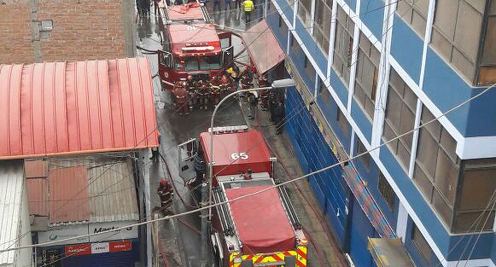 Incendio en Mesa Redonda: fuego sigue vivo y alcanza casas aledañas
