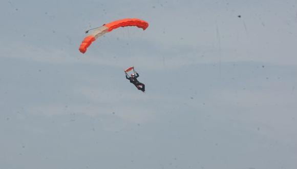 Paracaidista de la FAP cayó de 1.500 mts. ahorcado y desmayado