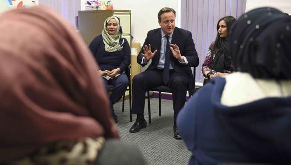 Cameron: Musulmanas deberán aprender inglés o serán deportadas
