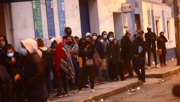 Migraciones: decenas de personas forman larga cola en la sede del distrito de Breña. (Foto: GEC/referencial)