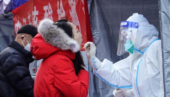 Un residente se somete a una prueba de ácido nucleico para el coronavirus Covid-19 en Xi'an, en la provincia norteña de Shaanxi. (AFP)