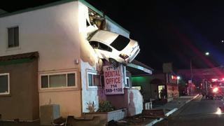 California: Carro termina incrustado en el segundo piso de un edificio