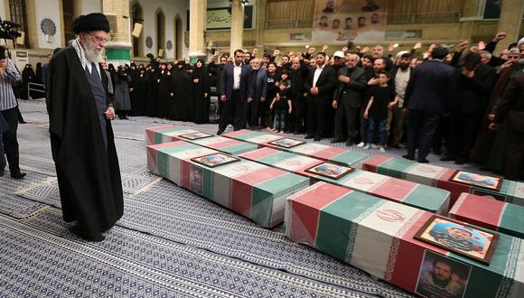 El líder supremo de Irán, el ayatolá Ali Jamenei, reza ante los ataúdes de siete miembros del Cuerpo de la Guardia Revolucionaria muertos en un ataque al anexo consular del país en Damasco. (AFP).