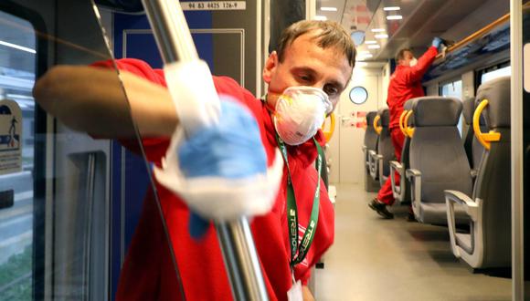 Un miembro del personal del servicio de limpieza desinfecta un vagón de tren en la estación de tren de Garibaldi en Milán, Italia, país donde hay más de 200 contagios de coronavirus. (EFE / EPA / MATTEO BAZZI).