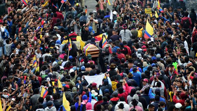 Indígenas llaman a radicalizarse en Ecuador: “Nada de diálogo con un gobierno asesino”. (Foto: AFP).