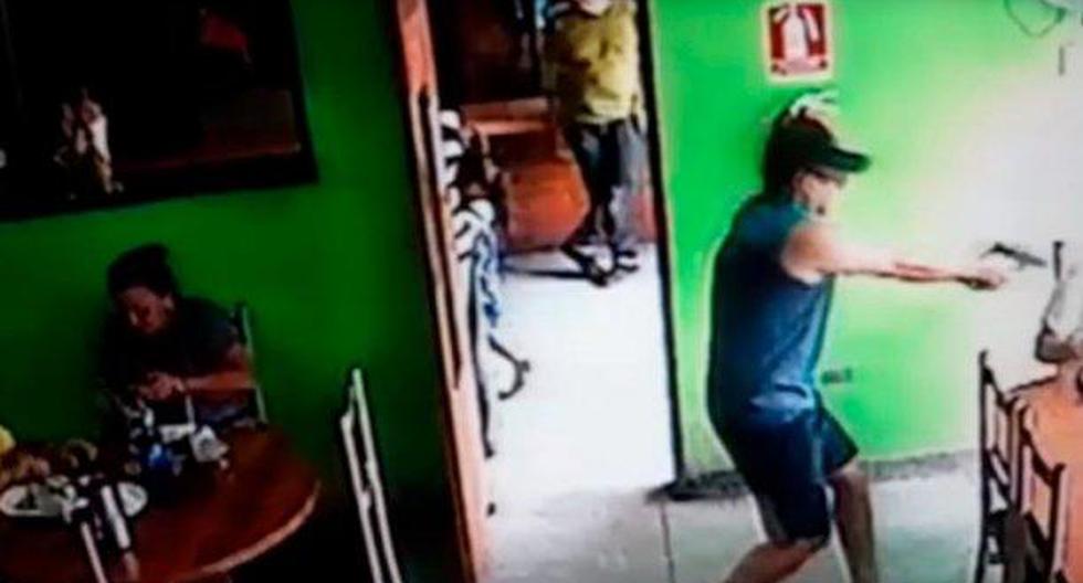 Cámaras de seguridad captaron el violento asesinato de un hombre, segundos después de que el sicario apartara a una niña que se interponía en su camino. (Foto: YouTube)