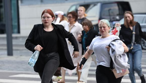 Personas corriendo durante la evacuación del centro comercial Fields en Copenhague, Dinamarca, el 3 de julio de 2022. (OLAFUR STEINAR GESTSSON / RITZAU SCANPIX / AFP).