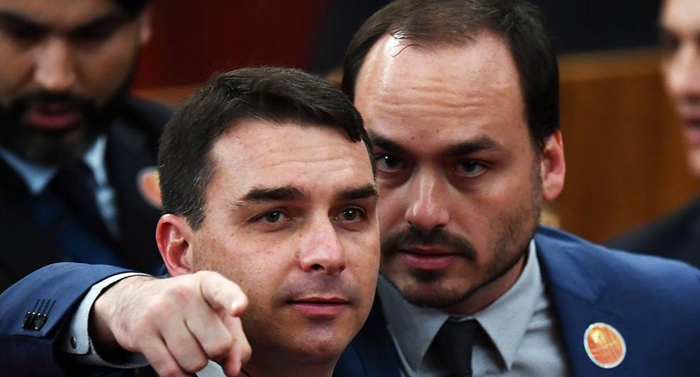 Carlos Bolsonaro (derecha), consejal de Río de Janeiro, junto a su hermano, el senador brasileño por Río, Flavio Bolsonaro. (Foto: AFP/archivo)