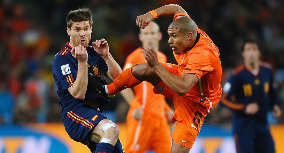 Árbitro reveló por qué no expulsó a Nigel De Jong en el Mundial Sudáfrica 2010. (Foto: Getty Images)