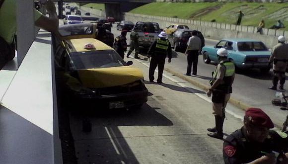 Vía del Metropolitano estuvo interrumpida por despiste de taxi