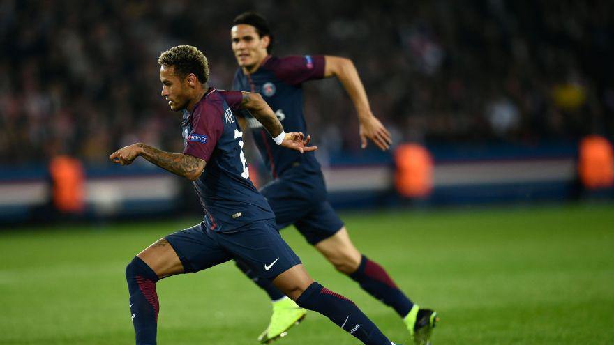 Neymar y Cavani captados por la persecución de un esférico. (Foto: AFP)