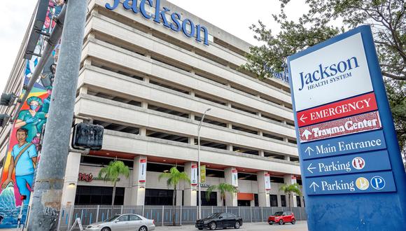Una vista del Jackson Memorial Hospital en Miami donde, según los medios locales, está recibiendo tratamiento la Primera Dama de Haití, Martine Moise. (EFE / EPA / CRISTOBAL HERRERA-ULASHKEVICH).