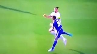 Zlatan Ibrahimovic y el terrible codazo a John Terry (VIDEO)