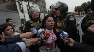 Marcha por la Paz: detienen a mujer que arrojó pintura roja a policías