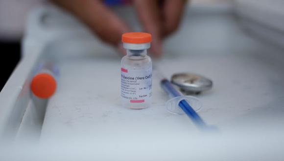 Un trabajador de salud prepara una dosis de la vacuna contra la enfermedad del coronavirus CoronaVac (COVID-19) de Sinovac. (Foto: REUTERS / Daniel Becerril).