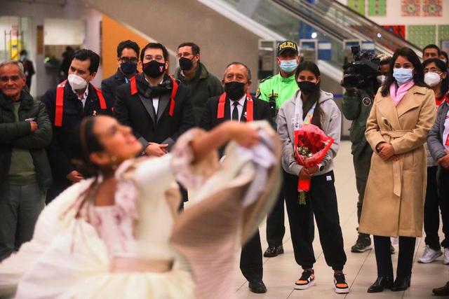 Kimberly García recibe emotiva bienvenida en su llegada al Perú tras salir bicampeona mundial de marcha | Foto: César Grados / @photo.gec